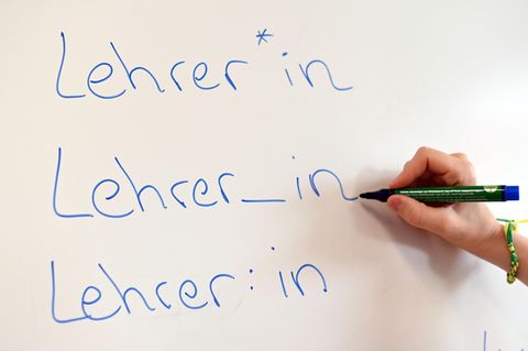 Lehrer:in in verschiedenen genderderechten Schreibweisen