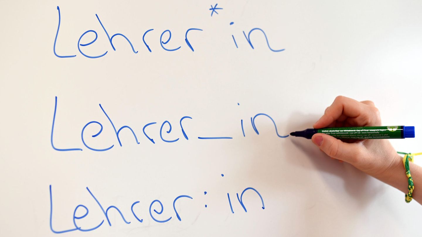 Lehrer:in in verschiedenen genderderechten Schreibweisen