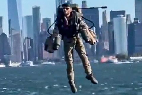 Spektakuläre Aufnahmen: Soldaten fliegen im Jet Suit durch den Hafen von New York