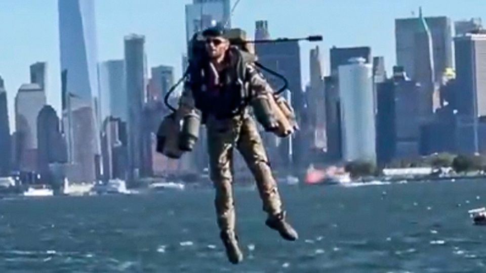 Spektakuläre Aufnahmen: Soldaten fliegen im Jet Suit durch den Hafen von New York