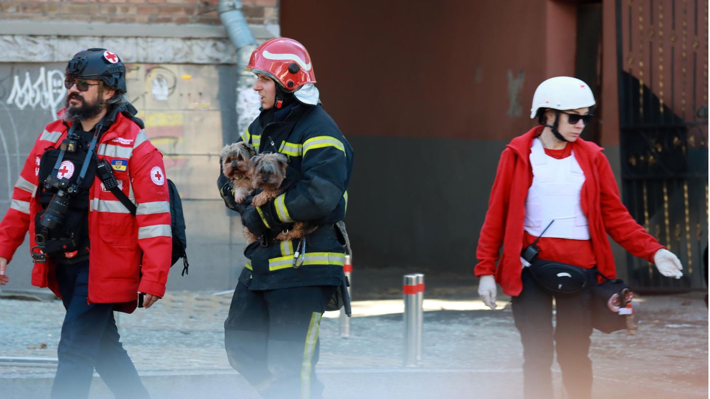 Rettungskräfte in Kiew