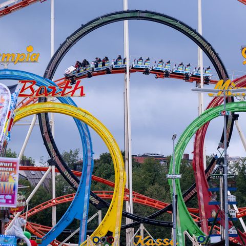 Achterbahnen wie diese auf dem Oktoberfest haben wegen einer neuen Funktion des iPhone 14 in den USA zu Rettungseinsätzen geführt