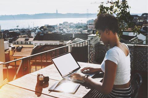Frau arbeitet mit Laptop in Lissabon