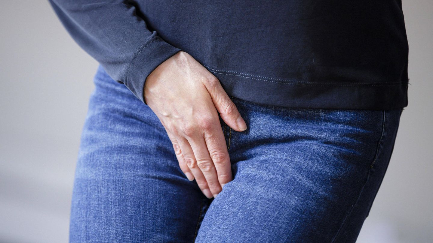 Eine Frau in Jeans hält ihre Hand auf Schritthöhe. Syphilis-Erkrankungen nehmen zu.