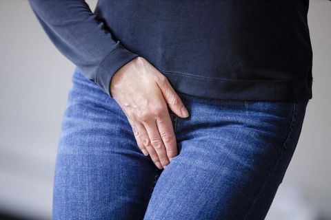 Eine Frau in Jeans hält ihre Hand auf Schritthöhe. Syphilis-Erkrankungen nehmen zu.