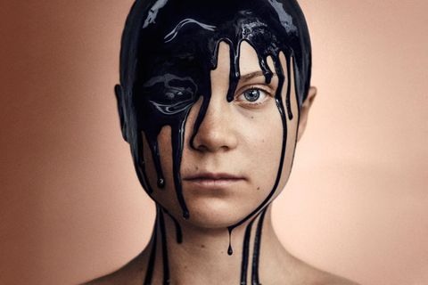 Klimaaktivistin Greta Thunberg in Öl gecovert