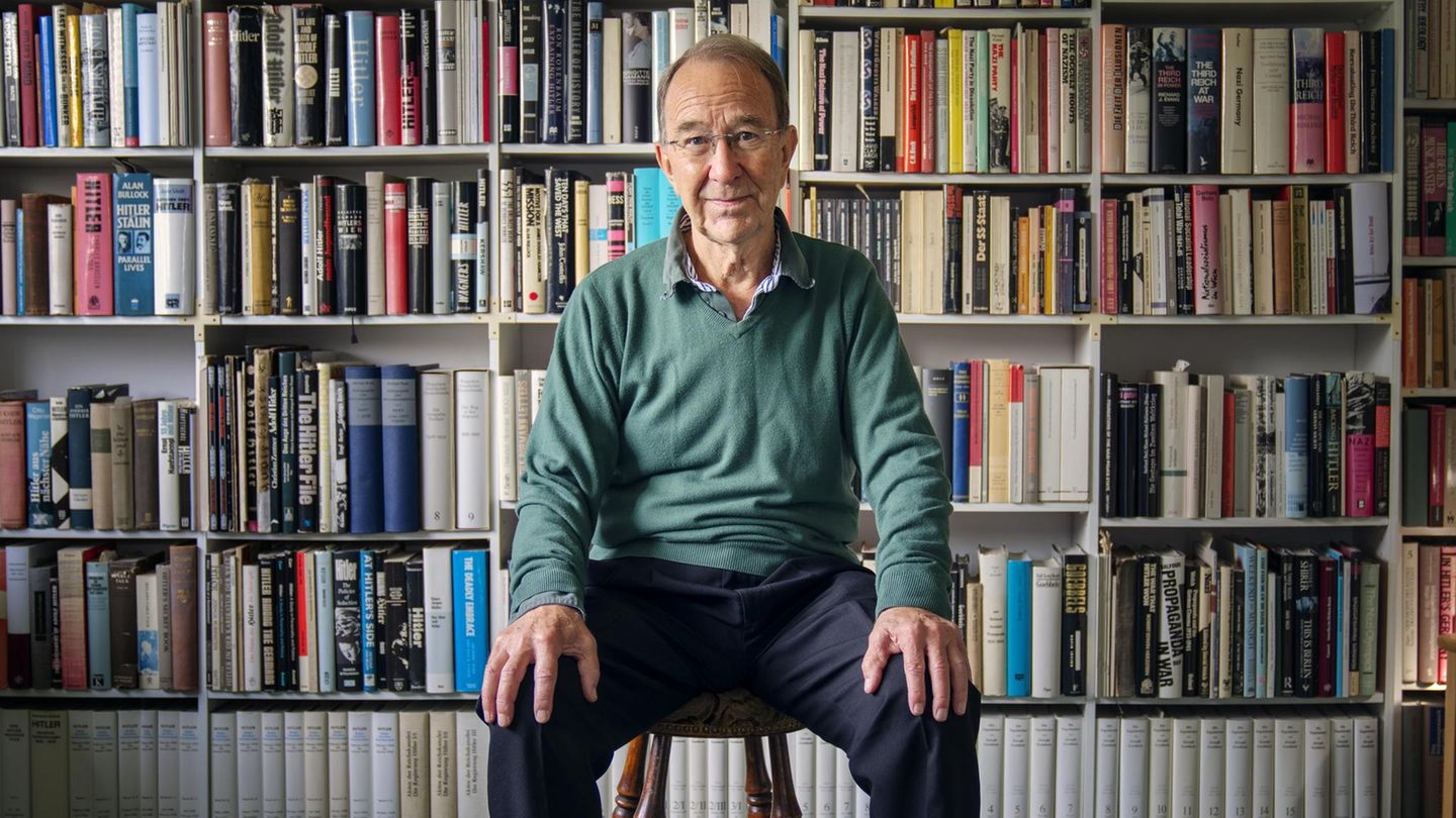 Ian Kershaw vor seinem Bücherregal Ian Kershaw vor seinem Bücherregal