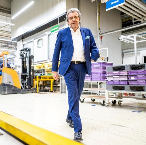 Stefan Wolf in der Produktionshalle des Autozulieferers ElringKlinger
