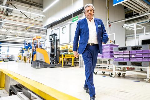 Stefan Wolf in der Produktionshalle des Autozulieferers ElringKlinger