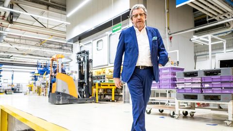 Stefan Wolf in der Produktionshalle des Autozulieferers ElringKlinger