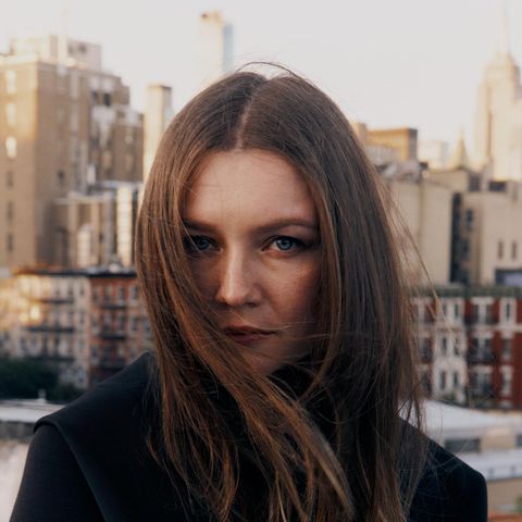 Anna Sorokin über den Dächern von New York