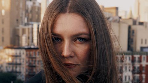 Anna Sorokin über den Dächern von New York