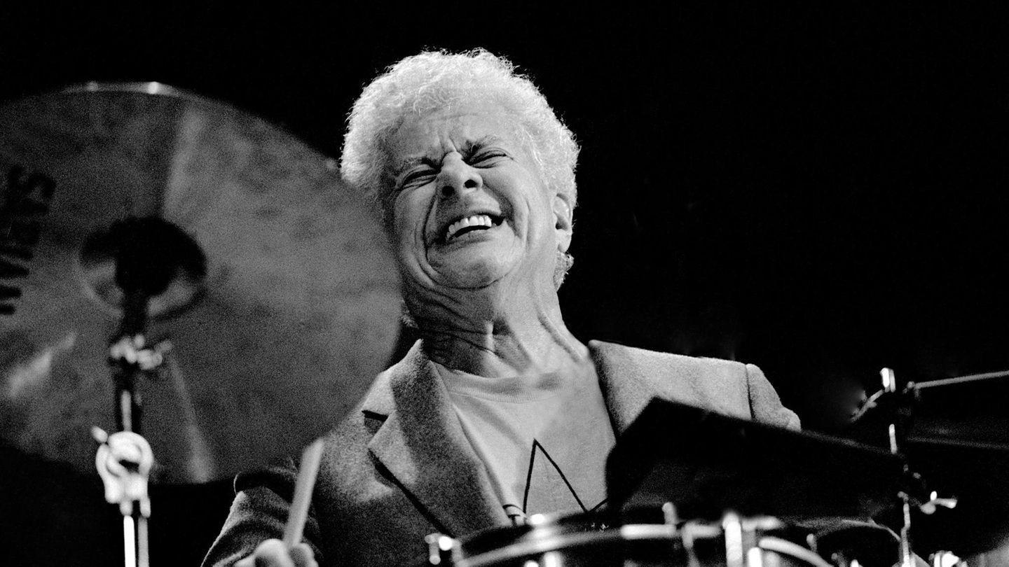 Ein Schwarz-weiß-Foto zeigt Tito Puente am Schlagzeug