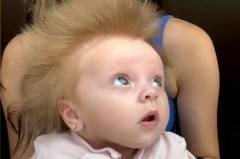 Witzige Frisur: Diesem Baby stehen die Haare zu Berge