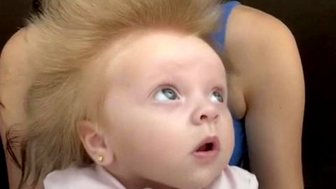Witzige Frisur: Diesem Baby stehen die Haare zu Berge