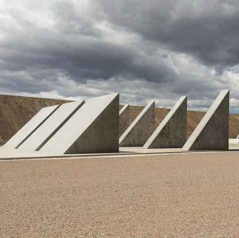 Die Skulptur "45°, 90°, 180°" von Michael Heizer