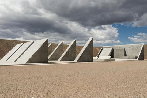 Die Skulptur "45°, 90°, 180°" von Michael Heizer
