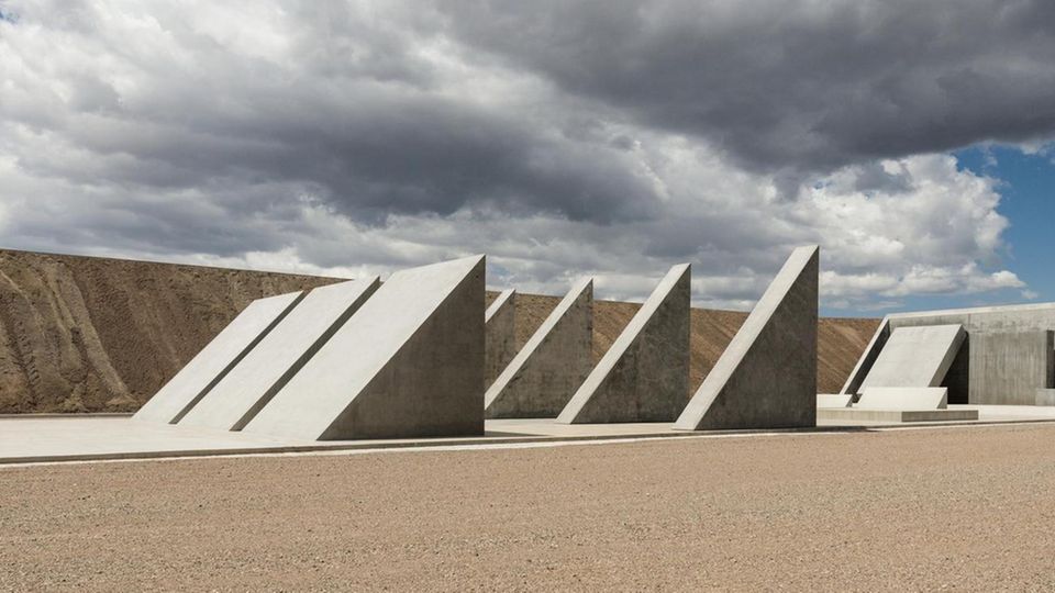 Die Skulptur "45°, 90°, 180°" von Michael Heizer