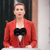 Mette Frederiksen, Ministerpräsidentin von Dänemark, und ihre Regierung haben angekündigt, die Energiesteuern drastisch zu senken. Außerdem sollen die Bürgerinnen und Bürger des Landes ihre Gas- und Stromrechnungen zu einem späteren Zeitpunkt zahlen dürfen. Ob Frederiksen das bei den vorgezogenen Neuwahlen am 1. November ausreichend Stimmen bringt?