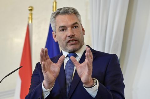 Österreich hat unter Kanzler Karl Nehammer Anfang September einen Strompreisdeckel beschlossen. Der gilt zunächst vom 1. Dezember 2022 bis zum 30. Juni 2024. Bis zu einem Verbrauch von 2900 Kilowattstunden kostet der Strom nur 10 Cent pro Kilowattstunde. Der Staat zahlt bis zu 30 Cent zu. Übersteigt der Preis allerdings 40 Cent pro Kilowattstunde, zahlt wieder der Stromkunde selbst.  Außerdem erhalten Erwachsene eine Einmalzahlung von 500 Euro, Kinder sollen die Hälfte bekommen.