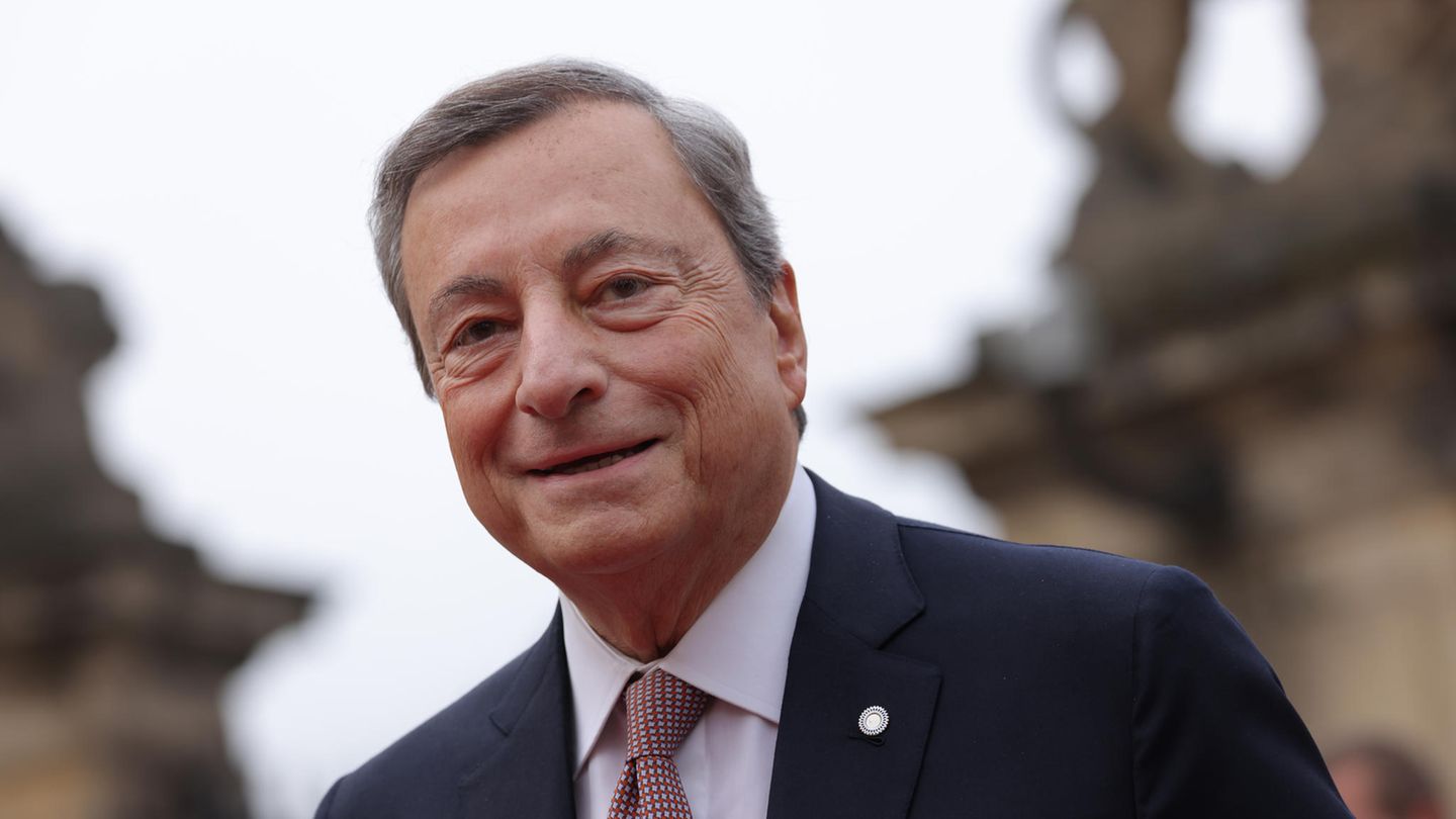 Italien Noch unter dem inzwischen zurückgetretenen Regierungschef Mario Draghi hat Italien im Sommer eine Steuergutschrift in Höhe von 25 Prozent für energieintensive Unternehmen beschlossen. Dagegen besteuert Italien zusätzliche Gewinne von Energieunternehmen, um damit Familien und Firmen in anderen Branchen zu entlasten. Italien verlängert eine Senkung der Benzinsteuer, mit deren Hilfe die Preise an der Zapfsäule klar unter der Zwei-Euro-Grenze blieben, bis Mitte Oktober.