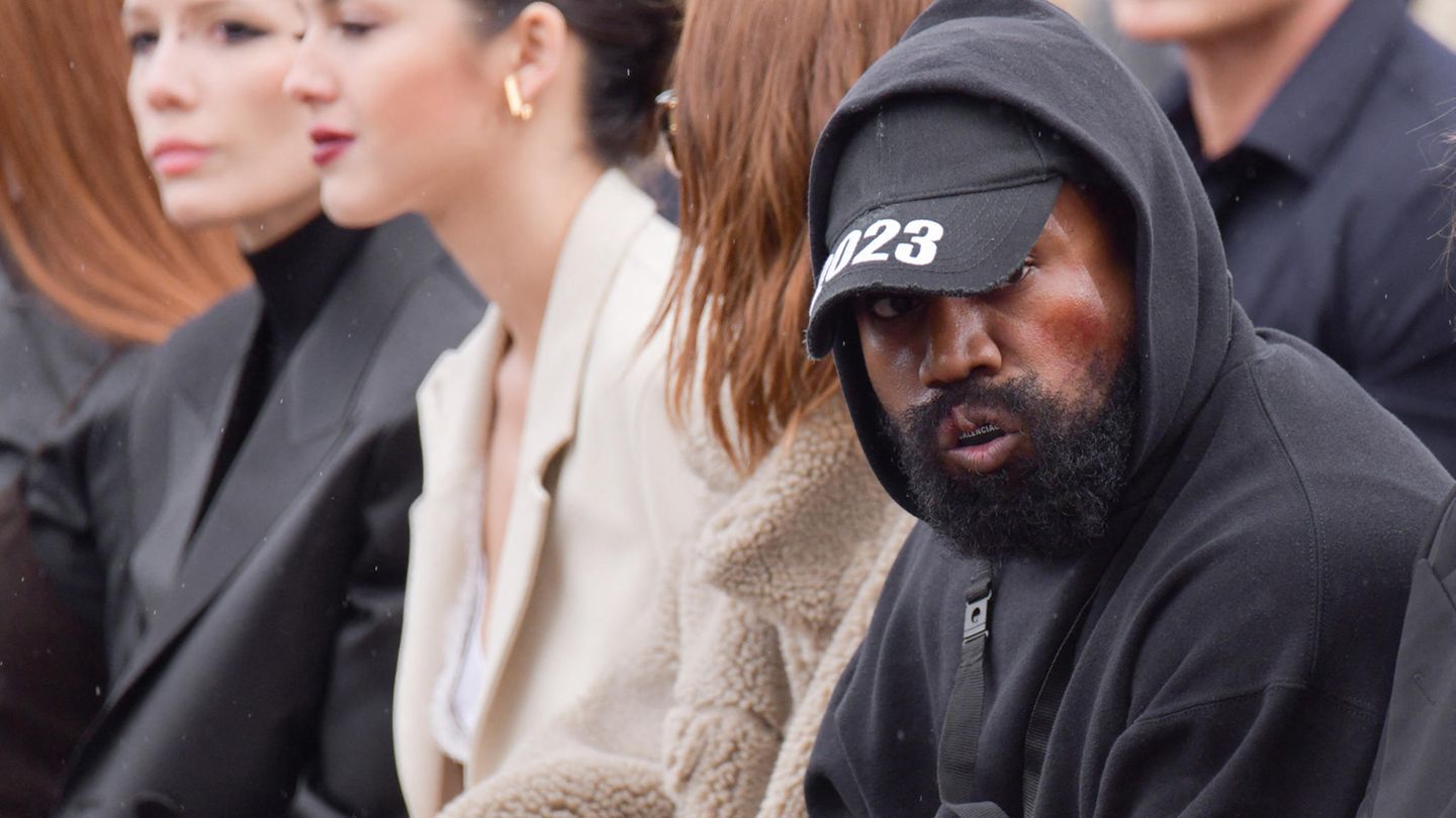 Rapper und Designer Kanye West auf der Paris Fashion Week Rapper und Designer Kanye West auf der Paris Fashion Week
