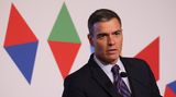 Der spanische Ministerpräsident Pedro Sanchez setzt auf eine "Solidaritätssteuer". Die zusätzliche Vermögenssteuer soll befristet 2023 und 2024 für Vermögen ab drei Millionen Euro erhoben werden. Betroffen wären 23.000 Menschen in Spanien, die durchschnittlich 65.000 Euro mehr Steuern zahlen müssten. Die Regierung rechnet so mit 1,5 Milliarden Euro zusätzlicher Einnahmen. Mit dem Geld will die Regierung Belastungen breiter Bevölkerungsschichten durch die hohe Inflation abschwächen.