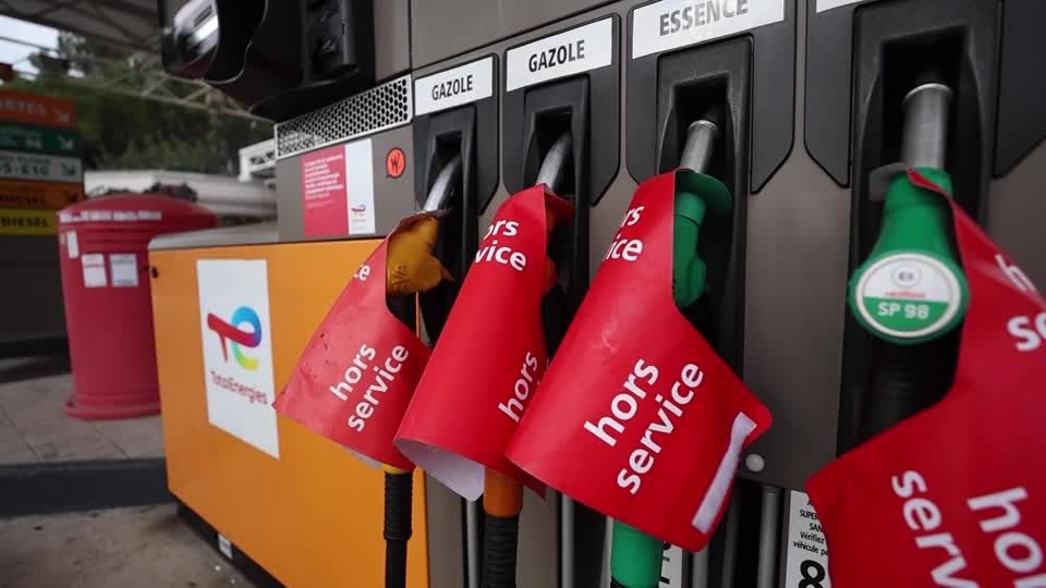 Video: Französische Regierung will in wochenlangen Raffinerie-Streik eingreifen Video: Französische Regierung will in wochenlangen Raffinerie-Streik eingreifen