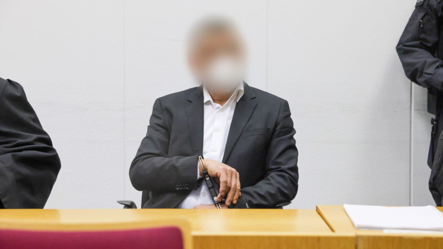 Der Wirt des Restaurants "Mangal" vor Beginn des Prozesses im Februar im Gerichtssaal. Der aus der Türkei stammende Restaurantbetreiber hatte behauptet, Rechtsradikale seien für den Brandanschlag auf sein Lokal verantwortlich