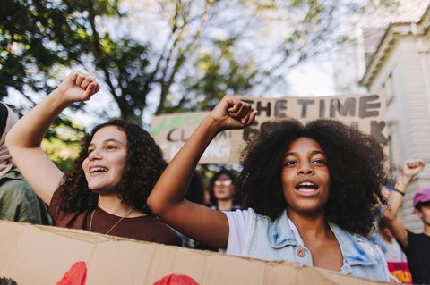 Zwei junge Klimaaktivistinnen auf einer Demo