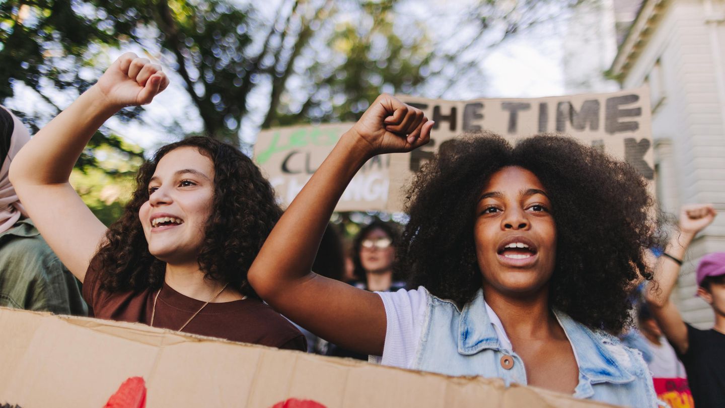 Zwei junge Klimaaktivistinnen auf einer Demo