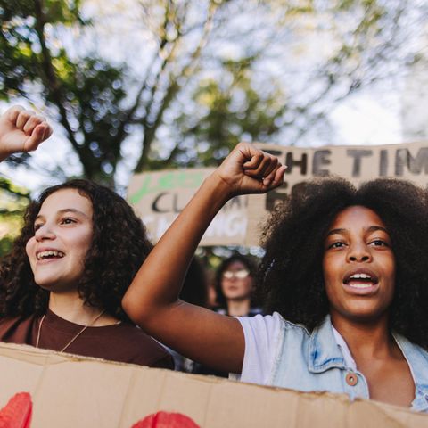 Zwei junge Klimaaktivistinnen auf einer Demo