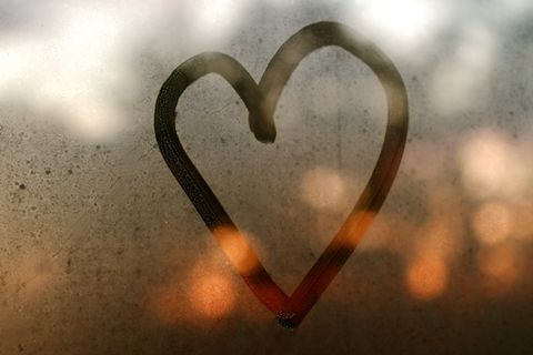 Kondenswasser am Fenster: Das sollten Sie jetzt dringend tun (Heiztipp)