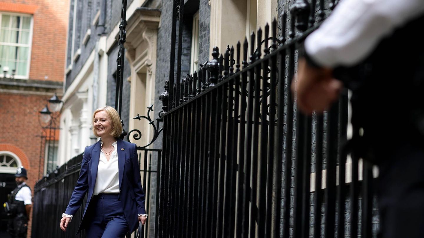 Liz Truss Anfang September vor dem Regierungssitz 10 Downing Street in London
