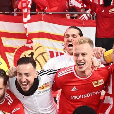 Spieler und Fans feiern den Sieg gegen Hertha BSC