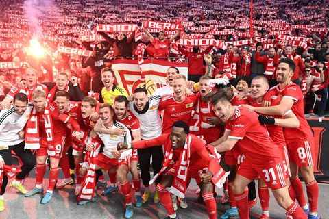 Spieler und Fans feiern den Sieg gegen Hertha BSC