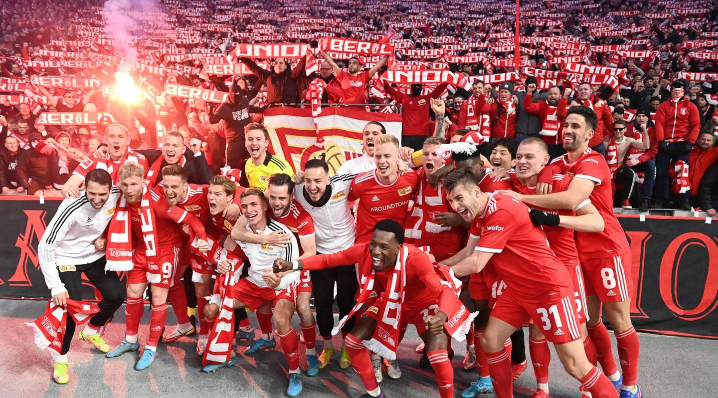 Spieler und Fans feiern den Sieg gegen Hertha BSC