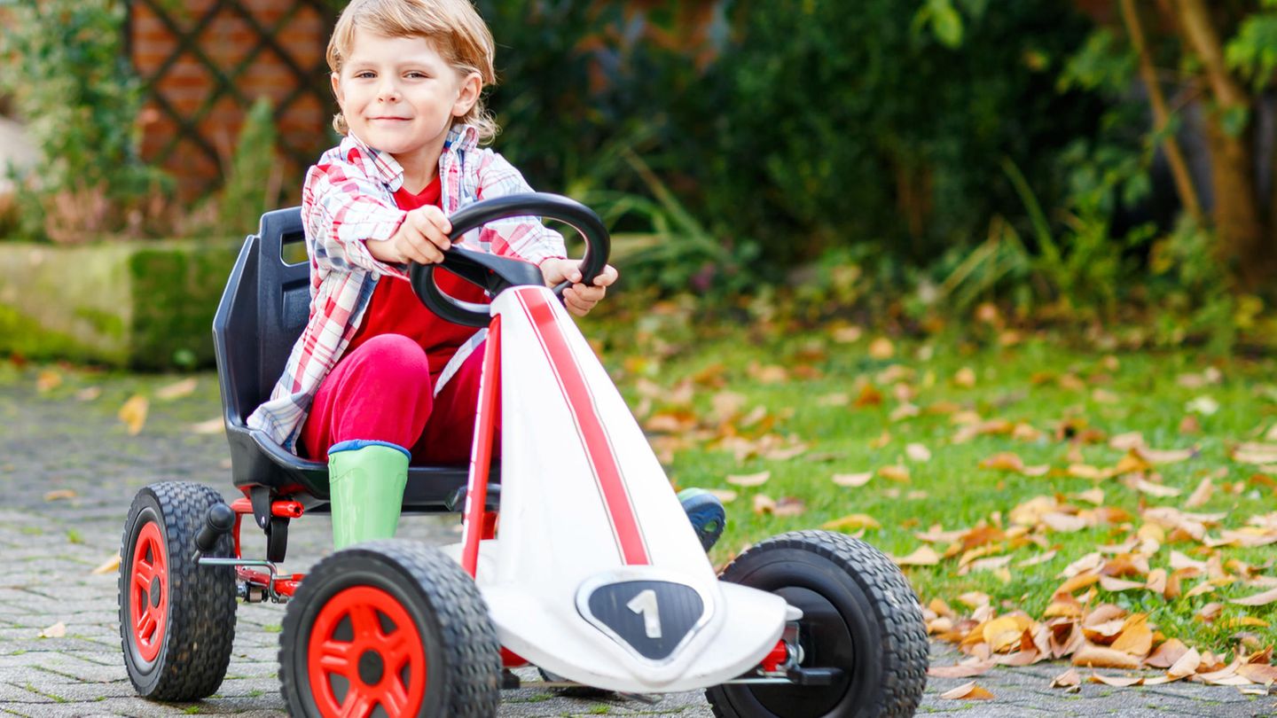 Sportrennwagen für Kinder: Kettcar vs. Gokart: Worin liegt der Unterschied – und was zeichnet ein Tretauto aus?