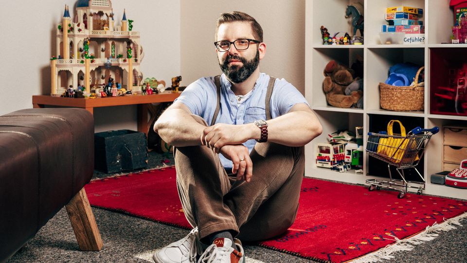 Oliver Dierssen: Oliver Dierssen wurde 1980 in Hannover geboren. Hier studierte er Humanmedizin. Seit 2007 arbeitet er als Arzt, seit 2016 arbeitet er als niedergelassener Facharzt für Kinder- und Jugendpsychiatrie. Dierssen veröffentlichte Kurzgeschichten, ein Theaterstück und mehrere psychiatrische Fachbücher. Oliver Dierssen wurde 1980 in Hannover geboren. Hier studierte er Humanmedizin. Seit 2007 arbeitet er als Arzt, seit 2016 arbeitet er als niedergelassener Facharzt für Kinder- und Jugendpsychiatrie. Dierssen veröffentlichte Kurzgeschichten, ein Theaterstück und mehrere psychiatrische Fachbücher.