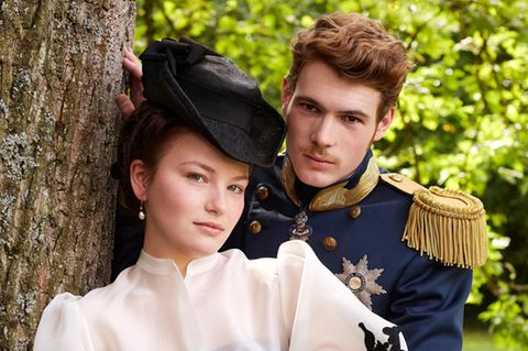 Devrim Lingnau als Kaiserin Elisabeth und Philip Froissant als Franz Joseph in der Serie "Die Kaiserin"