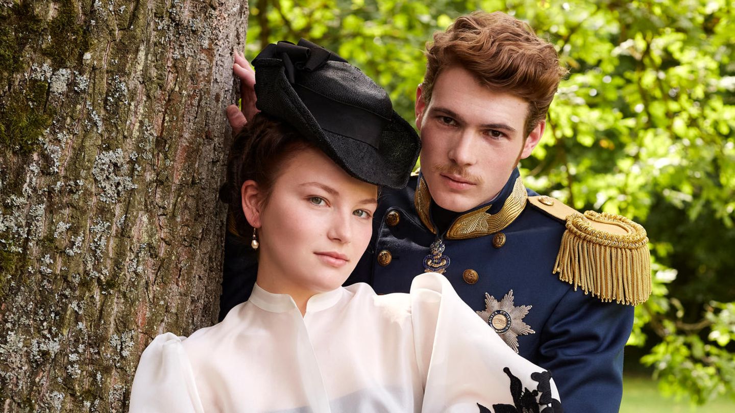 Devrim Lingnau als Kaiserin Elisabeth und Philip Froissant als Franz Joseph in der Serie "Die Kaiserin" Devrim Lingnau als Kaiserin Elisabeth und Philip Froissant als Franz Joseph in der Serie "Die Kaiserin"