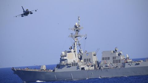 Ein Kampfjet fliegt über ein Kriegsschiff, während die Türkei eine Militärübung abhält