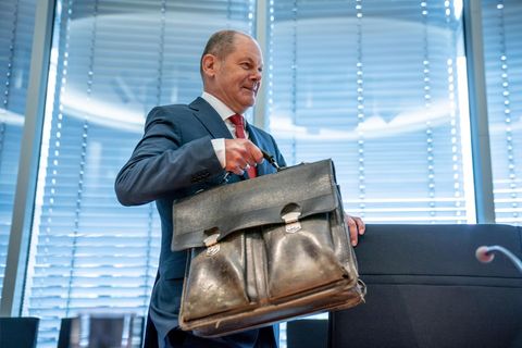 Olaf Scholz kommt zu einer Sitzung des Bundestags-Finanzausschusses