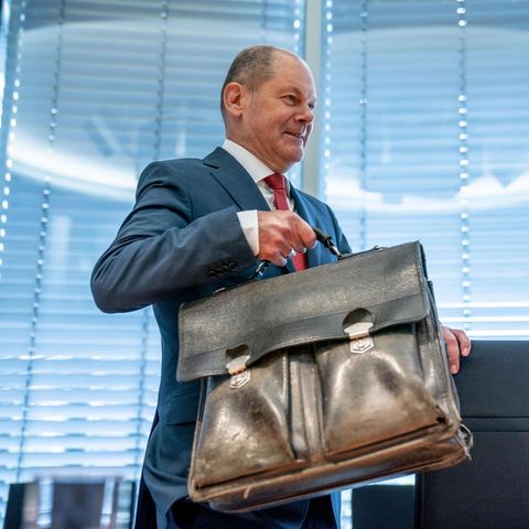 Olaf Scholz kommt zu einer Sitzung des Bundestags-Finanzausschusses
