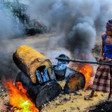 Ungeschützt: Straßenbau in Bangladesch ist ein schmutziges Geschäft, bei dem Arbeiter jeden Tag ihre Gesundheit aufs Spiel setzen. Heiße, giftige Teerdämpfe schädigen vor allem ihre Lungen. "Zwischen Leben und Tod" titulierte der Fotograf Zaiul Huque sein Werk