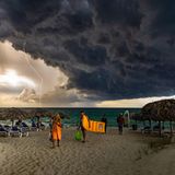Dunkle Gewitterwolke an einem Strand auf Kuba