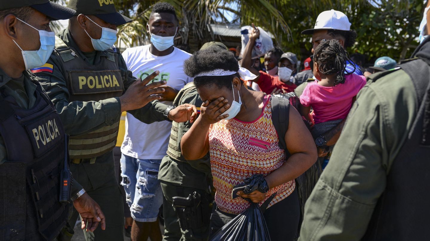 Grenze Panama Kolumbien: Eine Frau weint