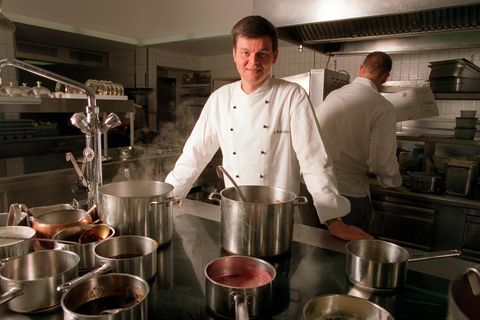 Der Spitzenkoch Harald Wohlfahrt posiert am 20.10.1998 in dem Feinschmecker-Restaurant &quot;Schwarzwaldstube&quot; in Baiersbronn-Tonbach. Harald Wohlfahrt ist seit Jahren Deutschlands bester Koch, doch er ist so ganz anders als andere, die Witzigmanns...
