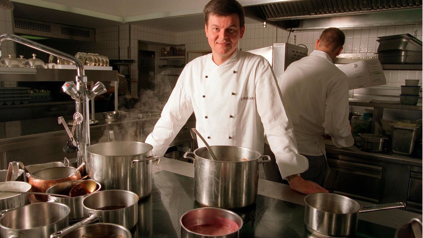 Der Spitzenkoch Harald Wohlfahrt posiert am 20.10.1998 in dem Feinschmecker-Restaurant &quot;Schwarzwaldstube&quot; in Baiersbronn-Tonbach. Harald Wohlfahrt ist seit Jahren Deutschlands bester Koch, doch er ist so ganz anders als andere, die Witzigmanns...