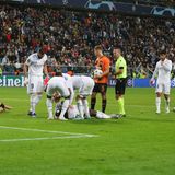 Rüdiger wie auch Trubin und ein weiterer Donezker Spieler bleiben danach verletzt auf dem Rasen liegen.